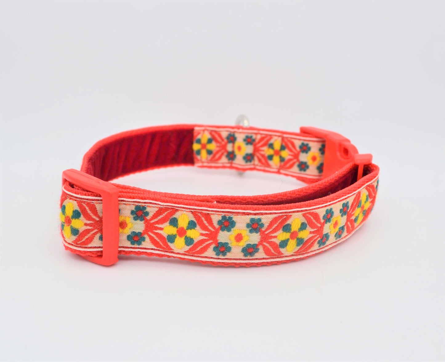 Vintage Yellow/Red Scandinavian Pattern Collar