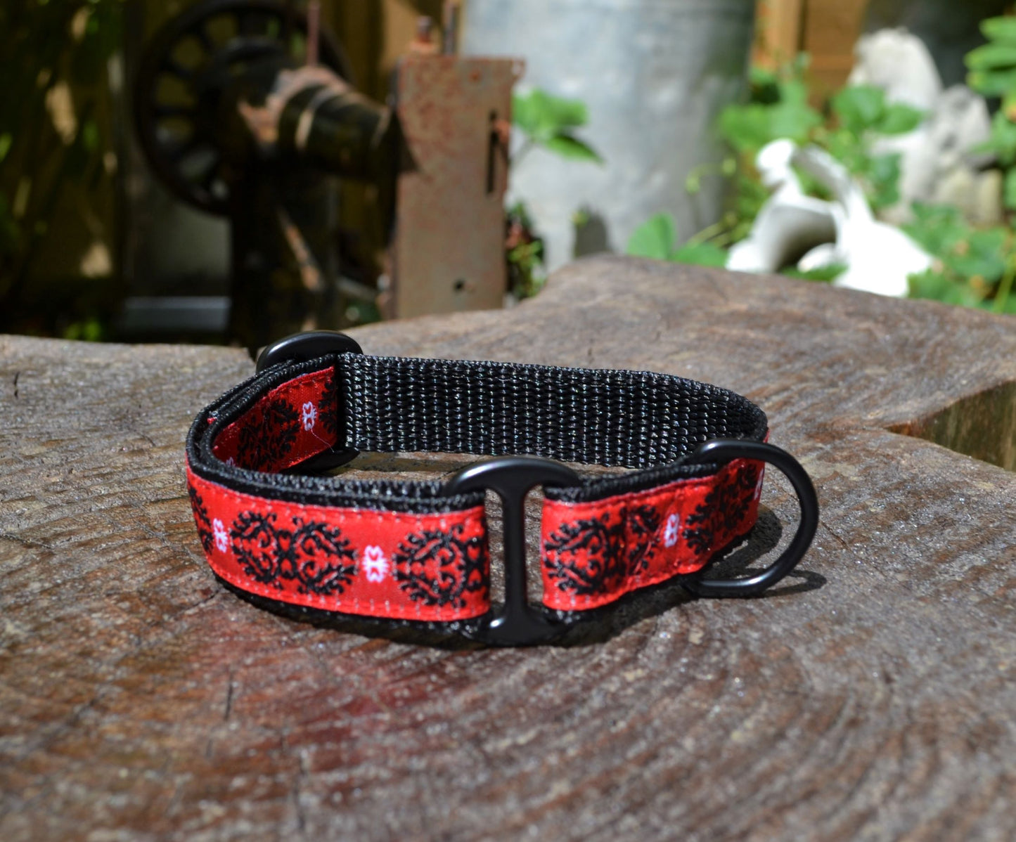 Black/Red Renaissance Pattern House Collar