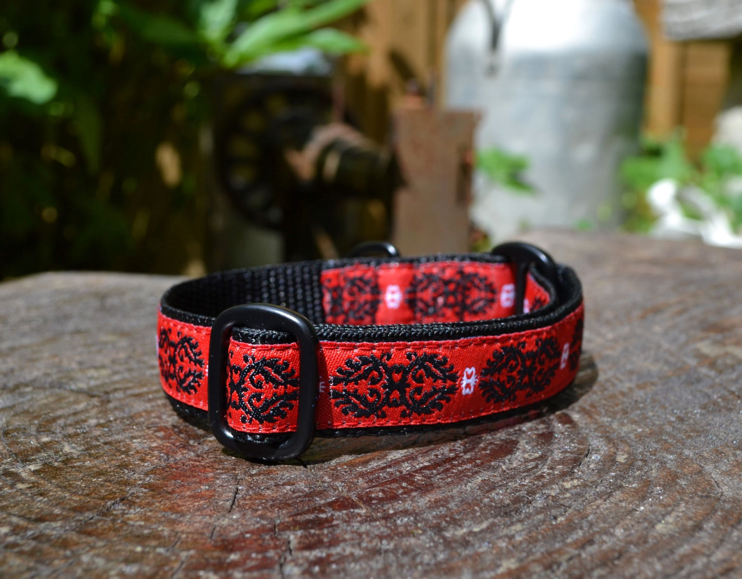 Black/Red Renaissance Pattern House Collar
