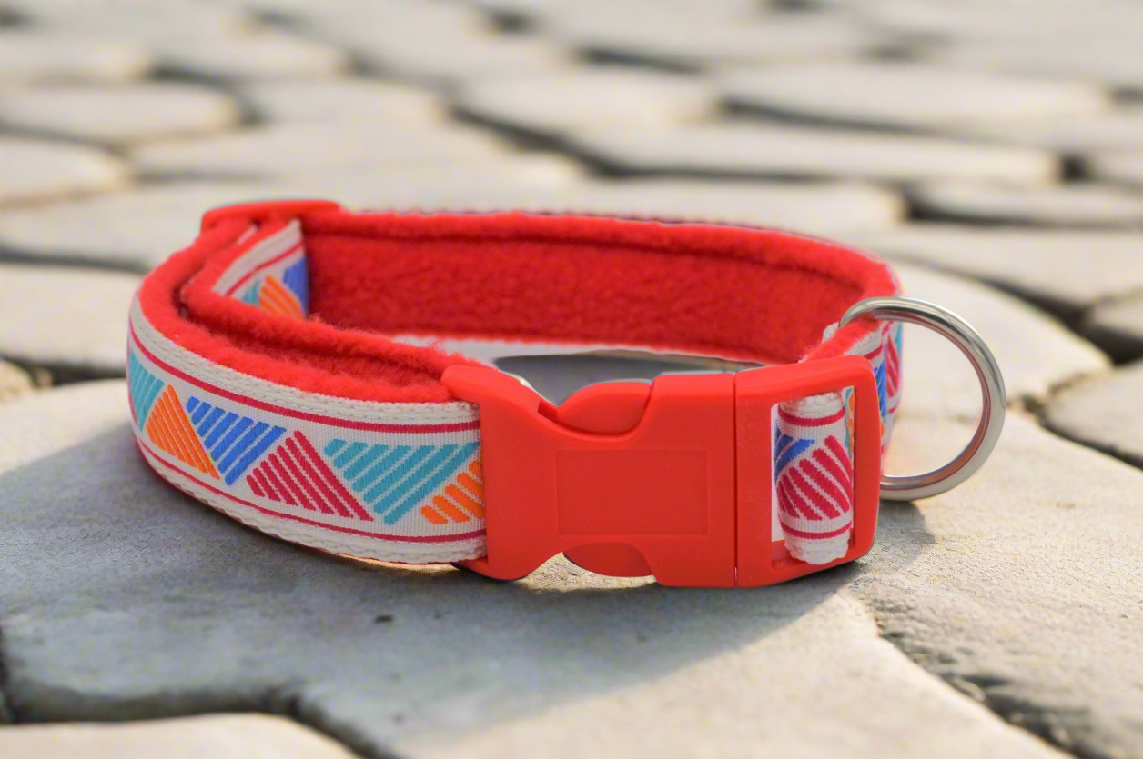 25mm Retro Abstract Triangles Pattern Collar & Lead Set (White/Red)