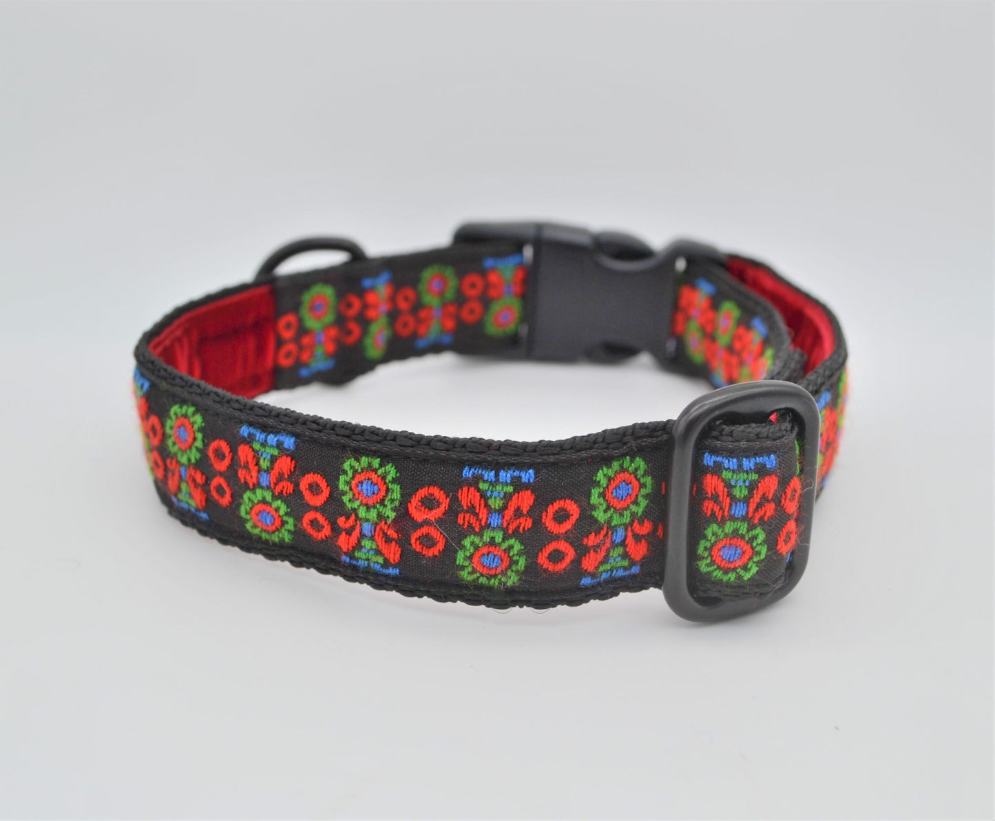 Vintage Black/Red Scandinavian Pattern Collar