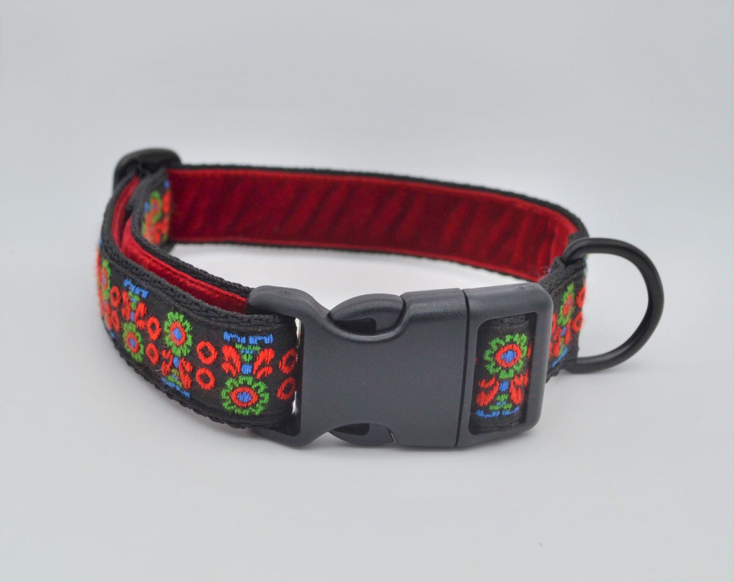 Vintage Black/Red Scandinavian Pattern Collar