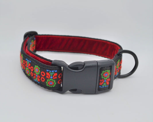 Vintage Black/Red Scandinavian Pattern Collar