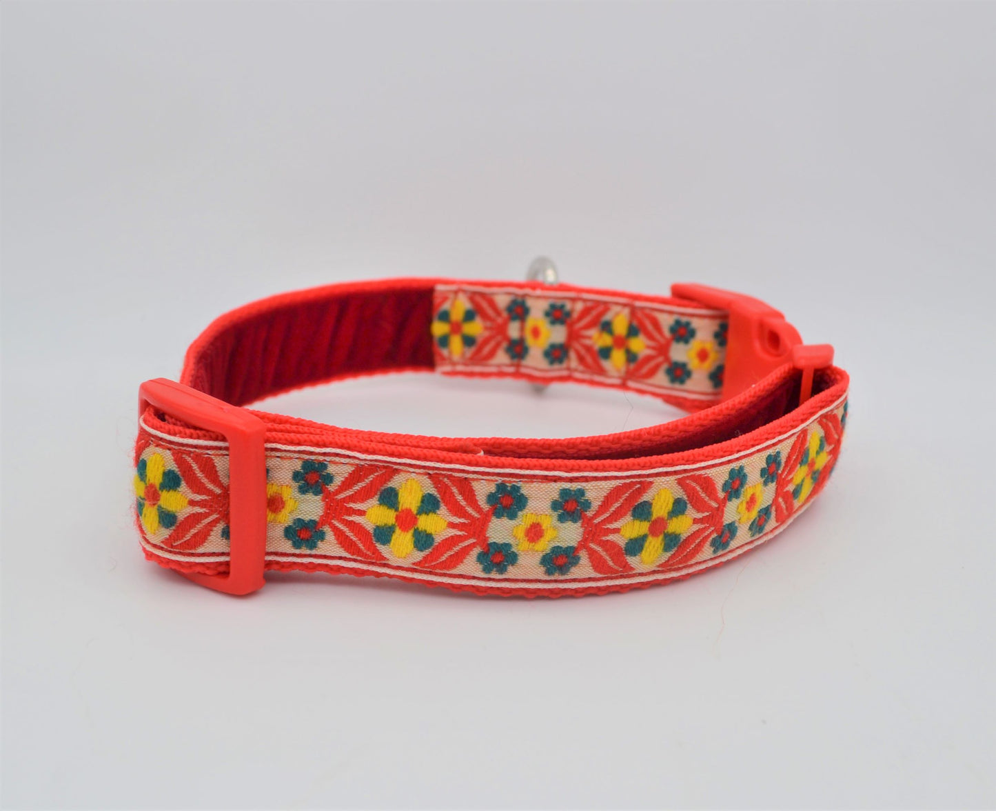 Vintage Yellow/Red Scandinavian Pattern Collar