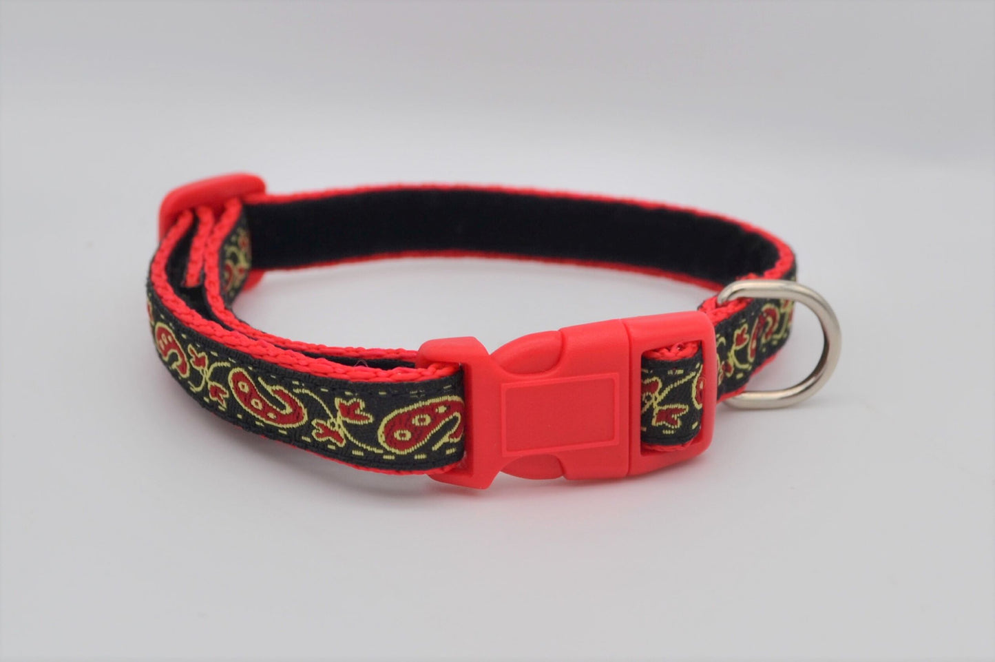 Red/Black Paisley Pattern Collar