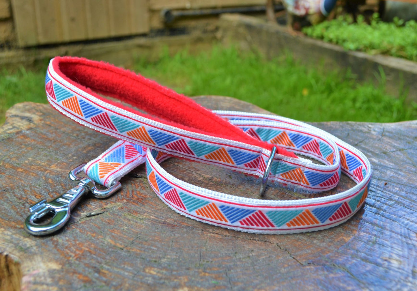 25mm Retro Abstract Triangles Pattern Collar & Lead Set (White/Red)