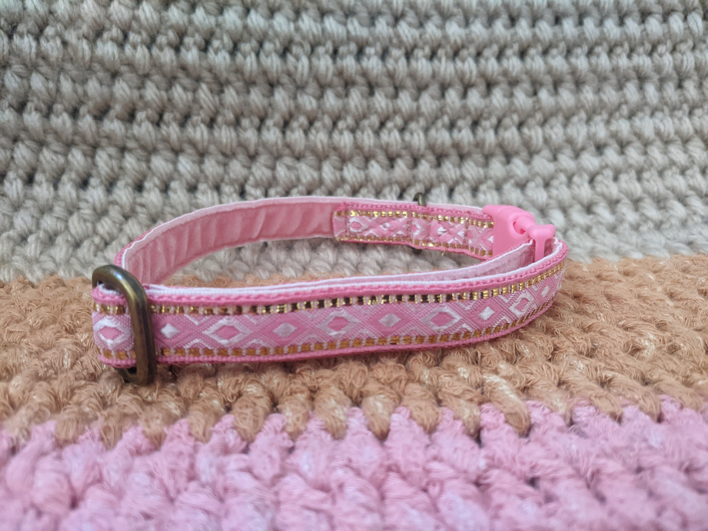 Pink Diamonds Pattern Collar